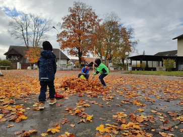 DER KINDERGARTEN PACKT BEIM LAUBEN MIT AN