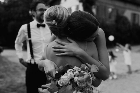 Braut umarmt ihre Mutter auf der Hochzeit