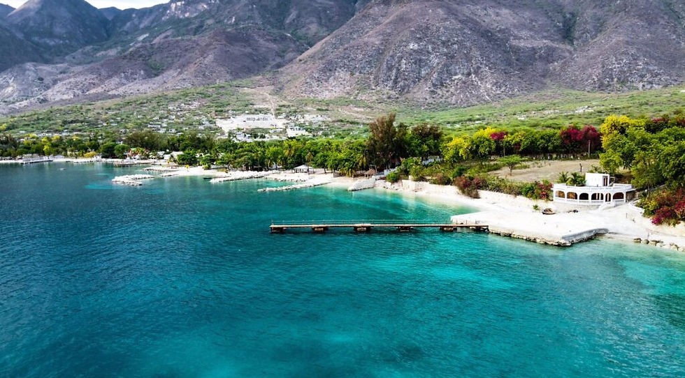 La Côte des Arcadins est une destination balnéaire de l’Ouest réputée pour ses plages, ses hôtels côtiers et ses eaux turquoise.