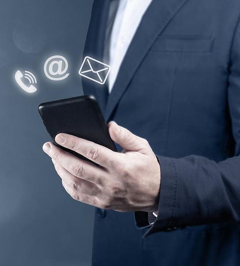 entre-em-contato-conosco-empresário-segurando-o-telefone-celular-com-ícone-de-email-do-con