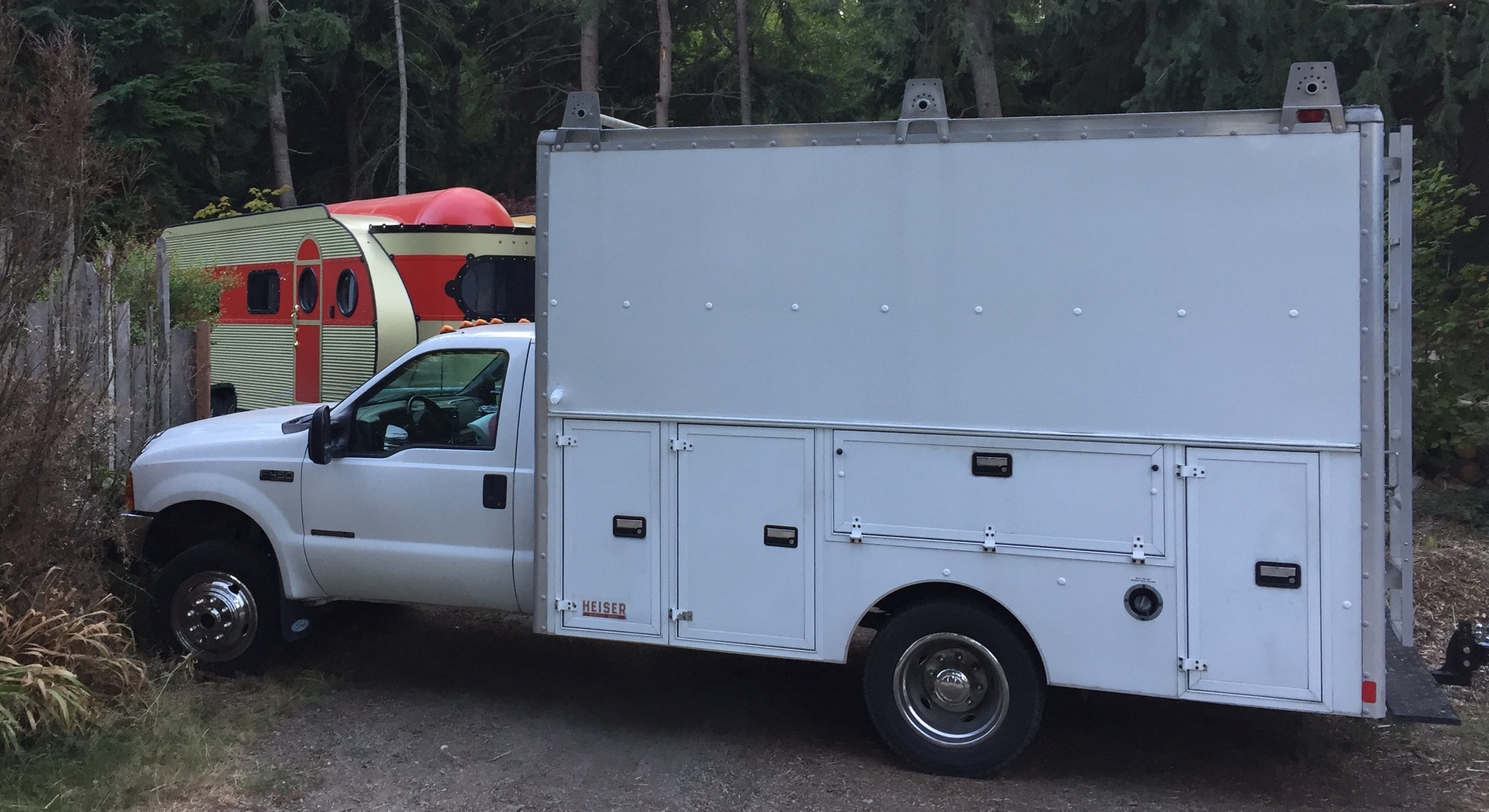 Truck and shy trailer