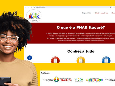 Foto de uma mulher jovem negra sorrindo. Ao fundo dela, tem a tela inicial do site da PNAB Itacaré e logo abaixo as logomarcas da Secretaria de Cultura de Itacaré, do Sistema Nacional de Cultura, da Política Nacional Aldir Blanc e do Ministério da Cultura.