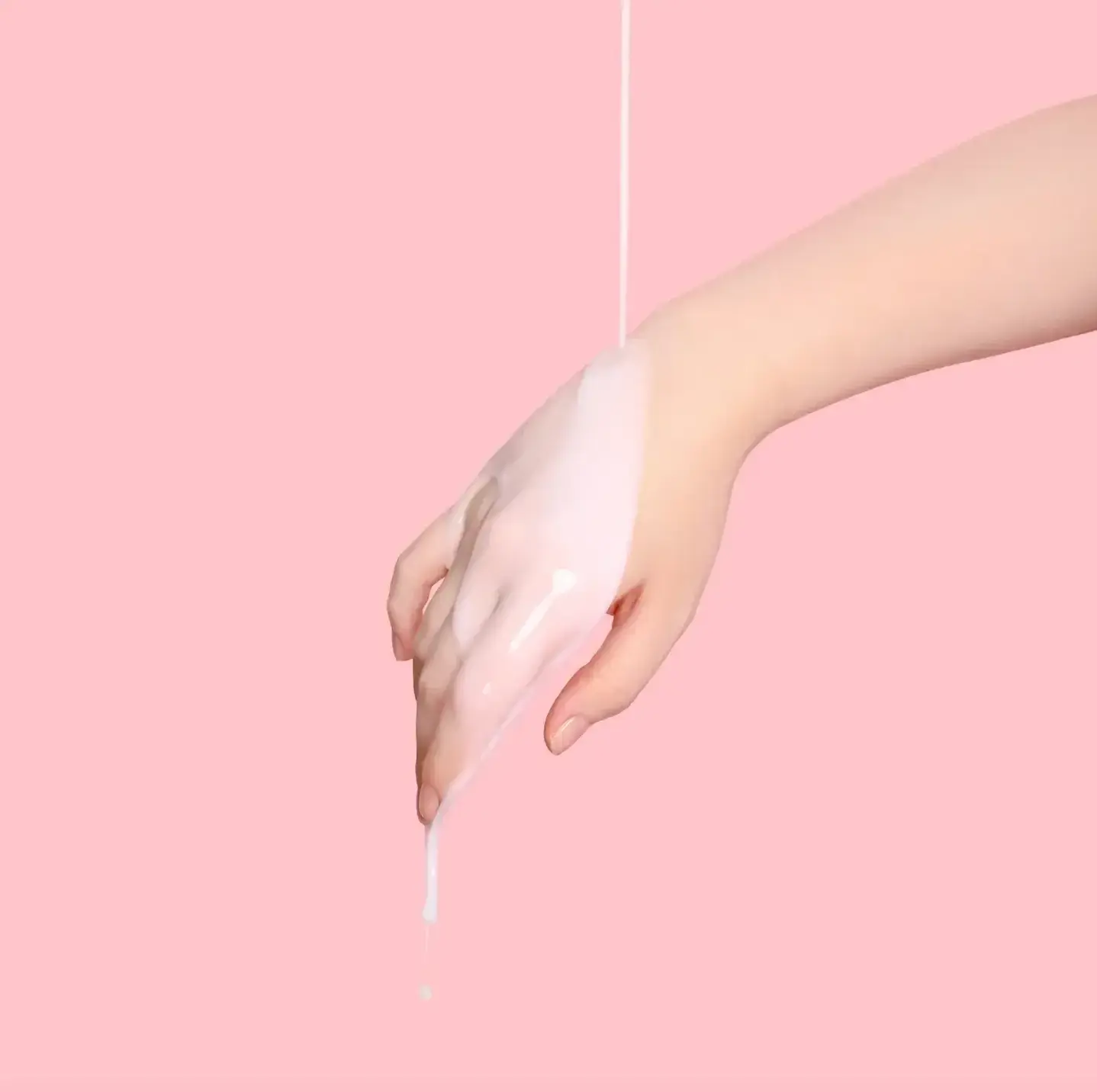Aplicación de Round Lab Camellia Deep Collagen Milky PDRN Toner, tónico ligero de absorción cómoda