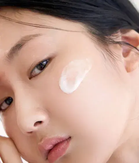 Aplicación de Klairs Freshly Juiced Vitamin E Mask sobre la piel para aportar hidratación, suavidad y luminosidad.