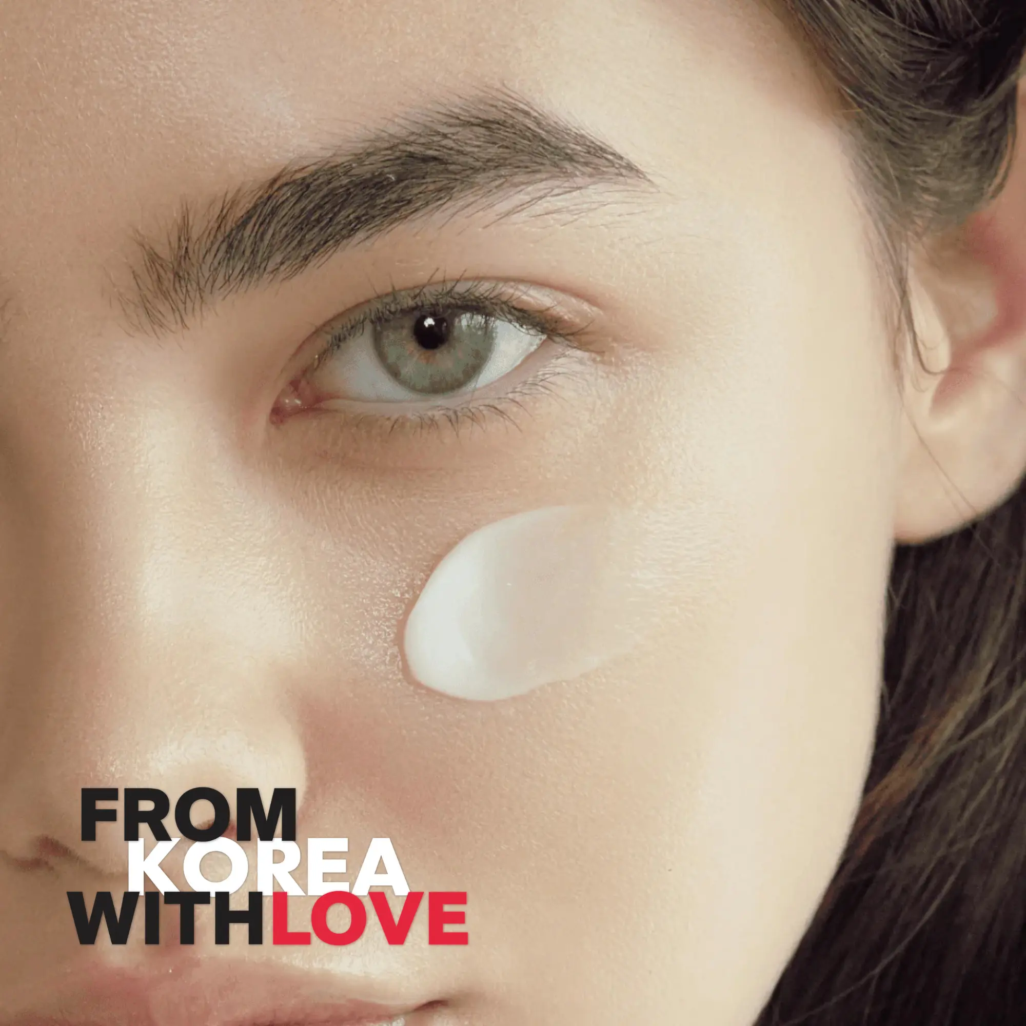 Aplicación crema AXIS-Y TXA 2.5% Intensive Brightening Cream