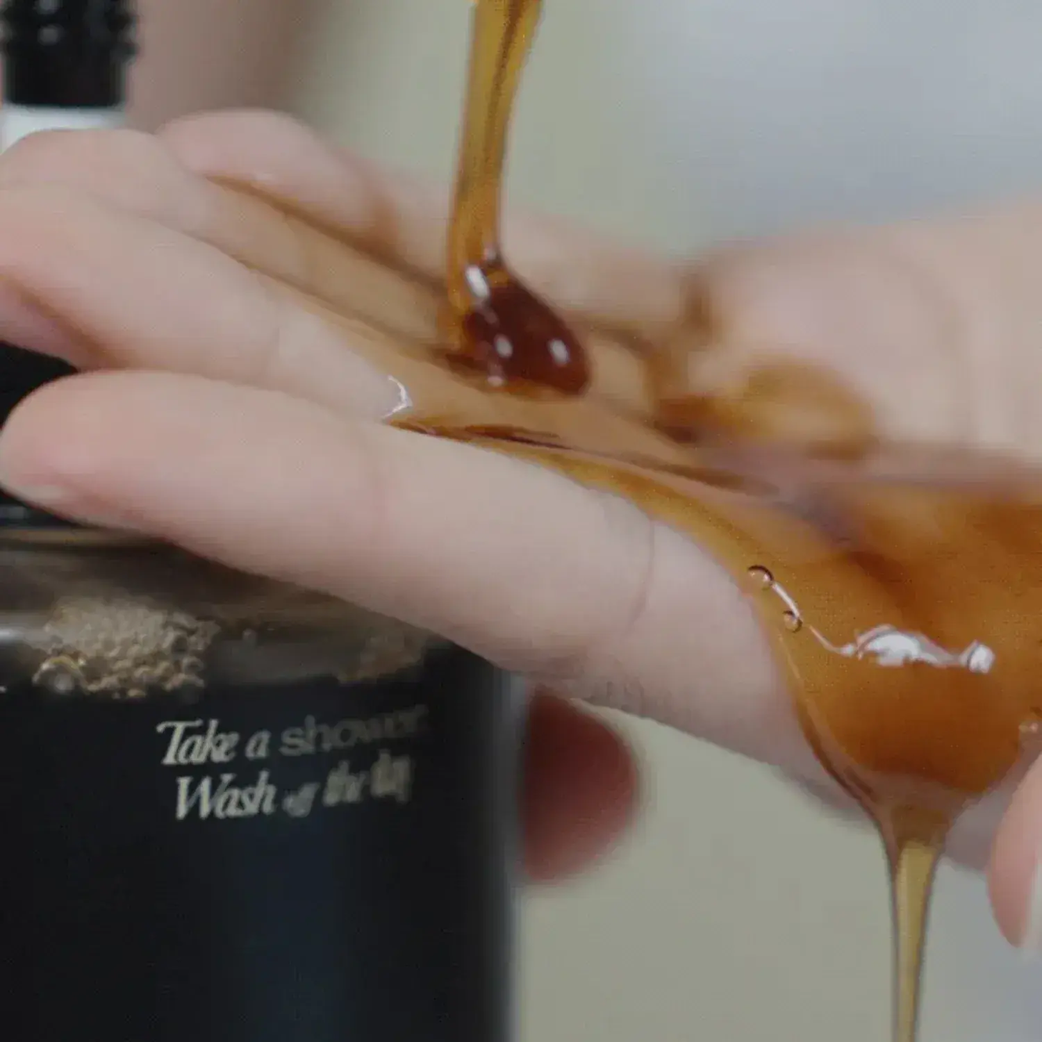 anillO Dark Beer Biome Shampoo con textura ámbar y levadura de cerveza para una limpieza fresca del cuero cabelludo