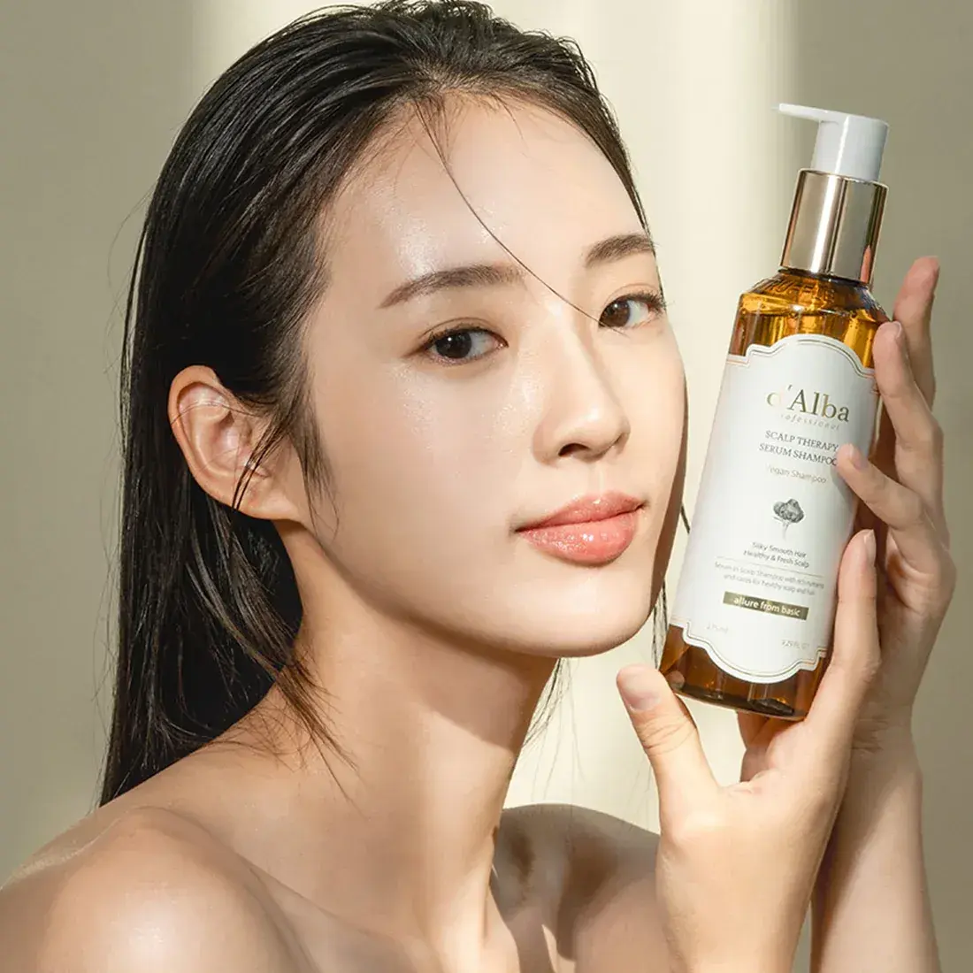 Modelo usando d'Alba Piedmont Scalp Therapy Serum Shampoo para una rutina capilar fresca, suave y sensorial