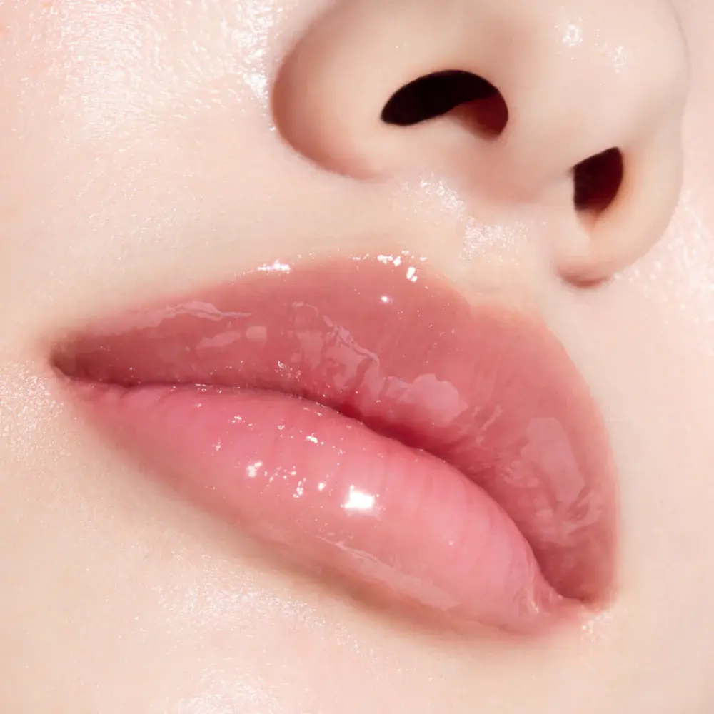 Textura transparente de Anua PDRN Lip Serum, tratamiento labial coreano con brillo no pegajoso.