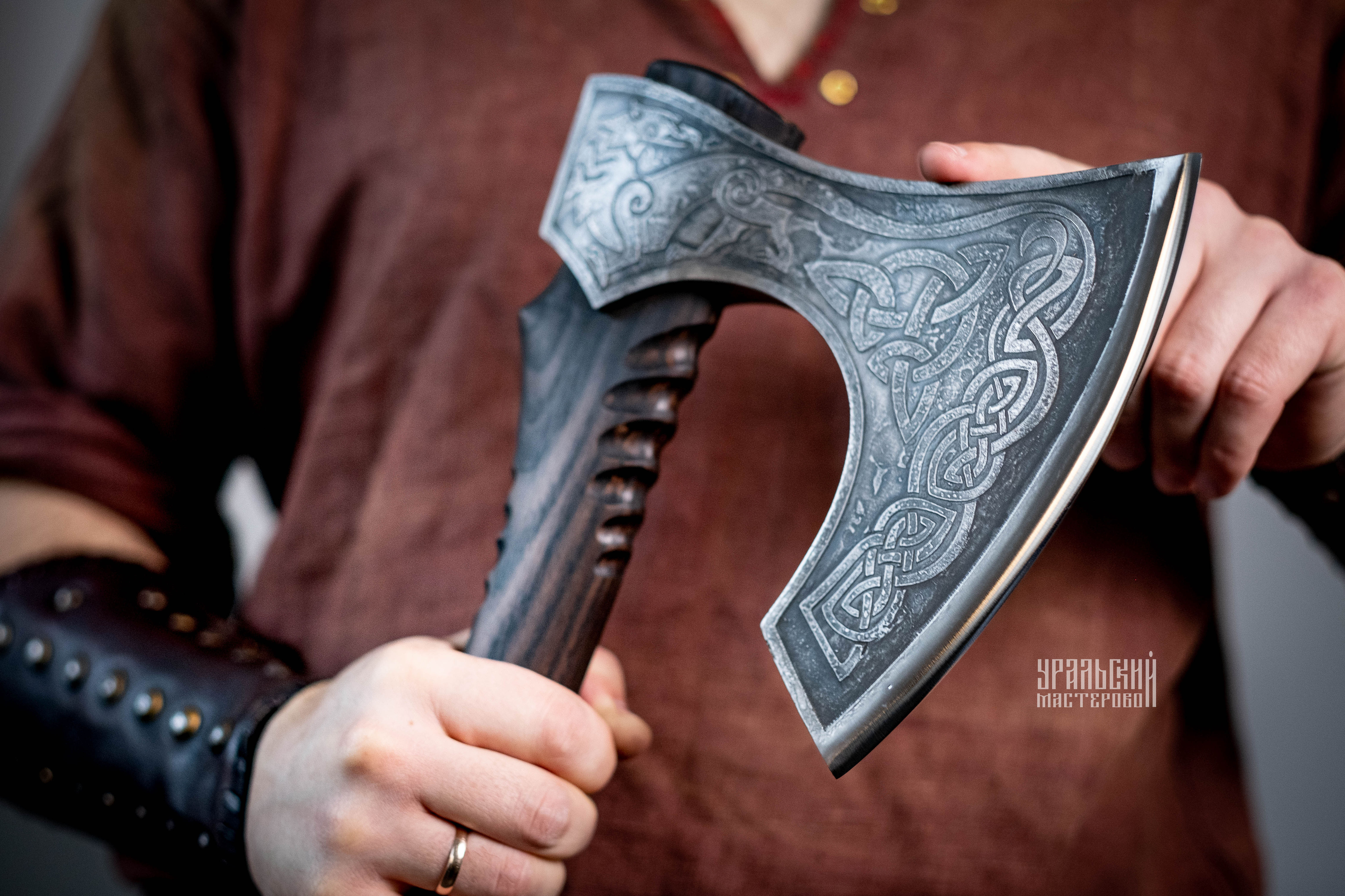 Топор ручной работы  "Грифон" с чехлом