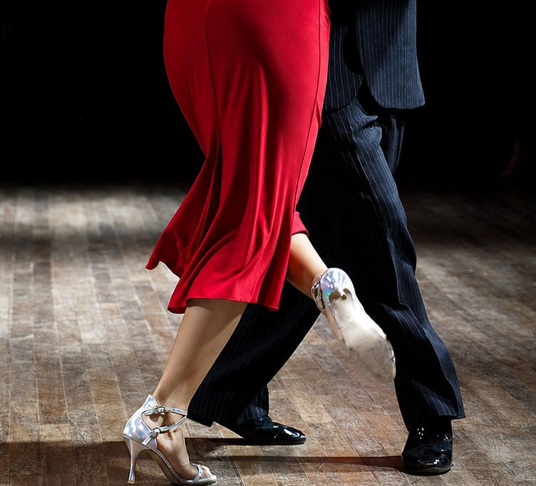 Ahşap zeminde tango dansı yapan bir çift.