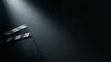 Spot ışığı altında video prodüksiyon klaketi