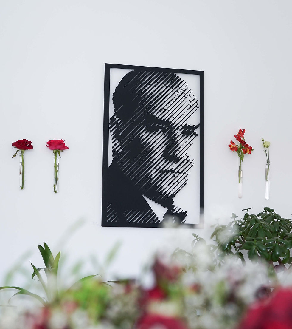 Atatürk Portresi ve Duvar Çiçekleri ile Ev Dekorasyonu