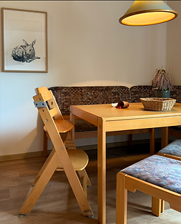 Ausblick in den Wald Urlaub Erholung Harz Ferienwohnung Haus Villa günstig schön am Wald Garten groß Dusche bodentief Bad sauber gemütlich Knusperhaus Wohnung Vermietung Natur Wiese Gartenstuhl pur Sonne Brocken Feldhase Zeichnung Tanja Deschner Illustration Schlafzimmer Hundefreundlich Urlaub mit Hund Willkommen Grundriss Wohnung Napf Hundebett bad sachsa Spiel Kinder Familie Seminar Aufenthaltsraum Bar SPielsachen Kinderbett labrador Eule ELo Dackel Kitz Reh TrippTrapp Küche