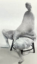 Lorraine de Castro, Doña, 1983, barro de escultura ahumado con óxito, banqueta de paha (artesanal), 85x87.5 cms.