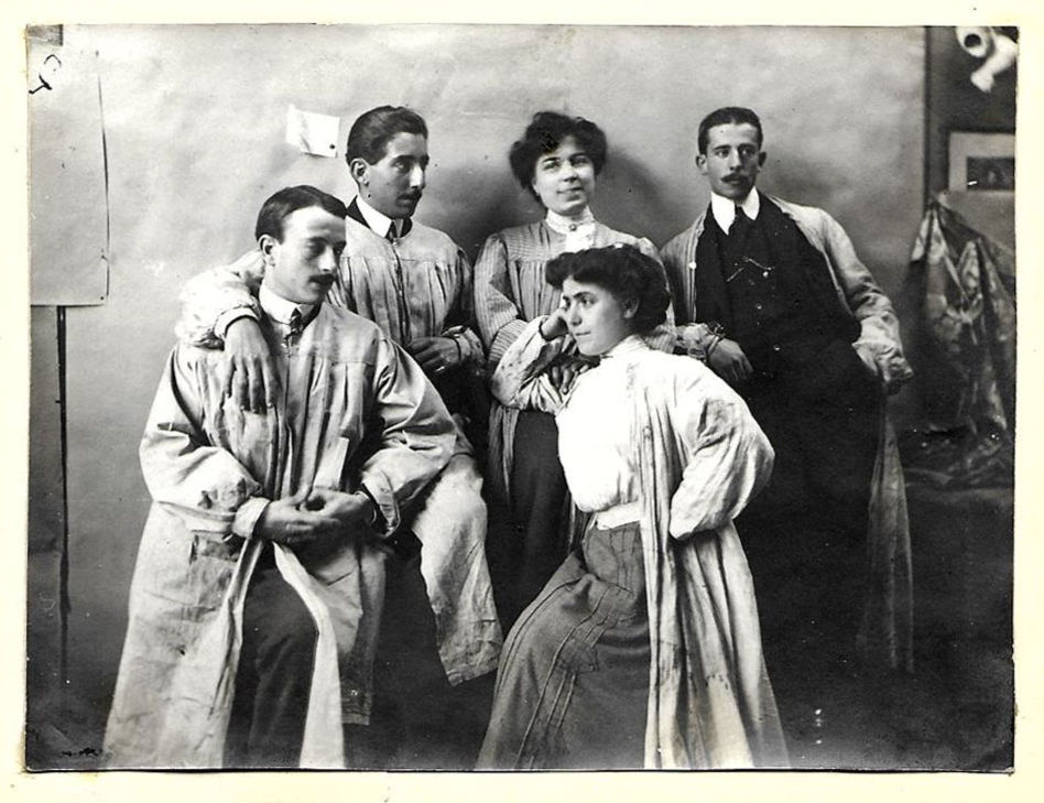 Sara Ruiz, abajo, a la derecha, con compañeros y compañeras en el estudio de Cecilio Pla. Madrid, 1903-1913. Archivo José María Borrell Andrés.