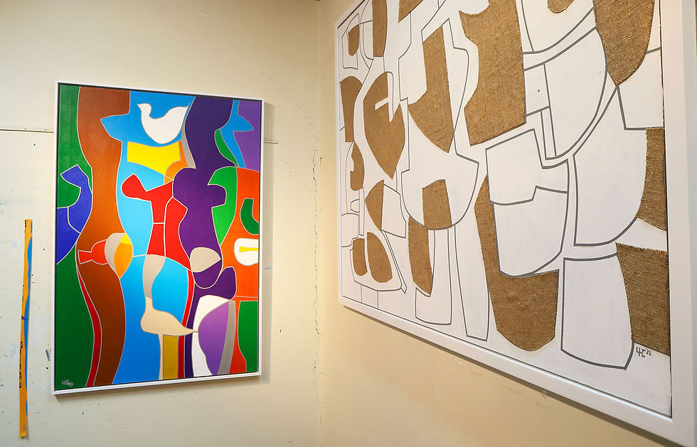 En su taller se observan sus obras, El Paraíso (2025), acrílico sobre lienzo, 44” x 66”, y Danzón de cronopios (2022), acrílico y collage sobre lienzo, 60” x 74”. (Foto: Gabriel López Albarrán)