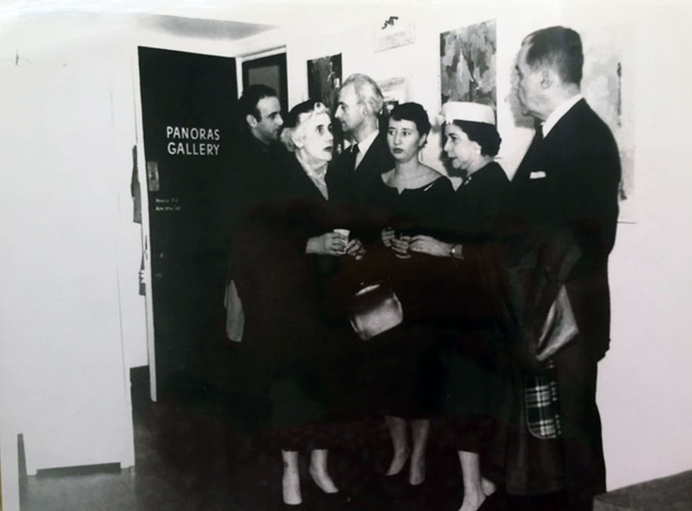 Olga Albizu (en el centro) durante su primera exhibición individual en Panora's Gallery en Nueva York en 1956
