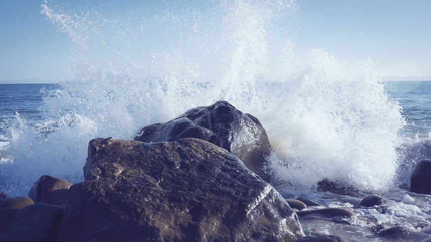 Las olas en las rocas