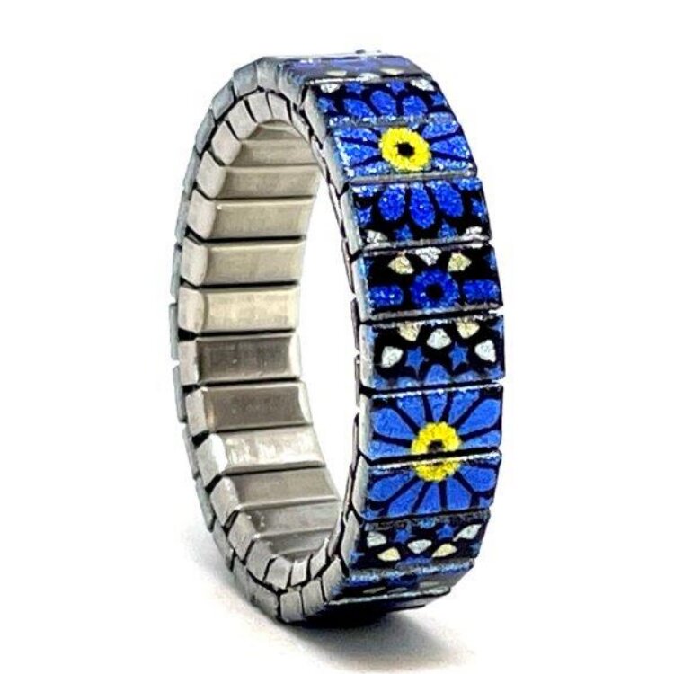 A 6mm stainless steel ring featuring the Carnival tango design in a metallic finish. The slim band gives the artwork a clean, contemporary look that is easy to wear every day. by Urband London