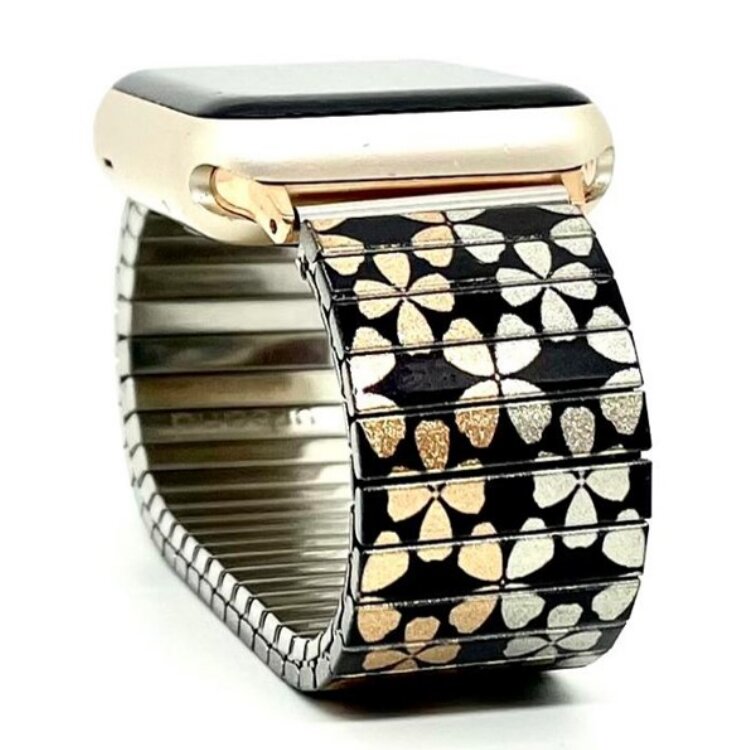 Give your Apple Watch a more individual look with this 22mm stainless steel stretch bracelet featuring the Stars Flowers 2in1 earthy design in a metallic finish. The clasp-free bracelet combines distinctive Urband London artwork with comfortable everyday wear. by Urband London