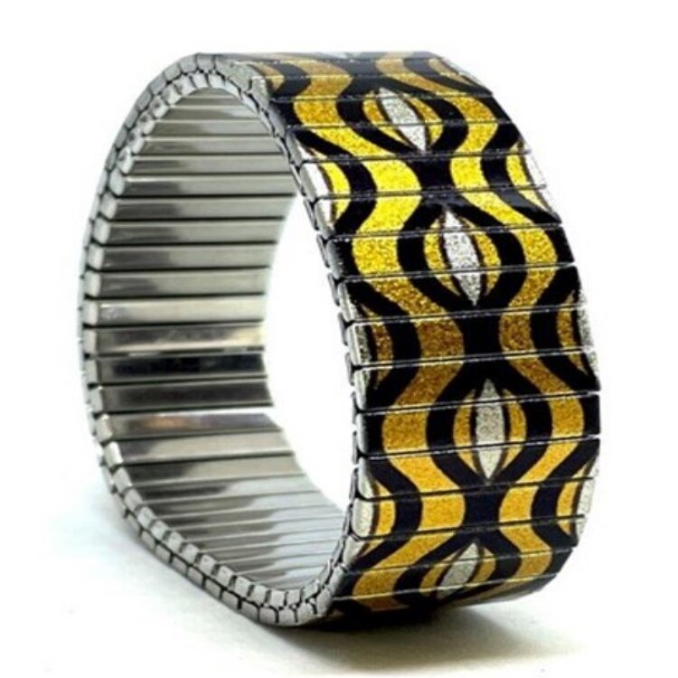 A bold 22mm stainless steel stretch bracelet featuring the Eyes gold silver design in a metallic finish. The wide profile gives the artwork maximum impact, while the clasp-free construction makes it easy and comfortable to wear. Waterproof, scratch-resistant and nickel-free, each bracelet is handmade in London and presented in a gift box. by Urband London