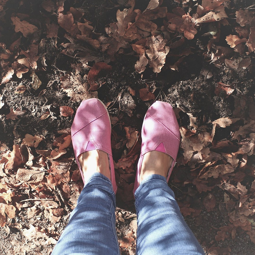 Frau steht mit beiden Beinen fest auf dem Boden