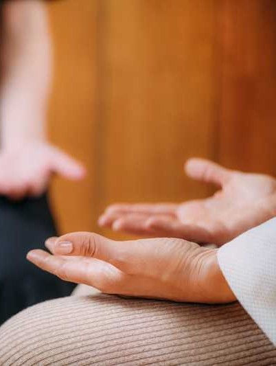 Eine Frau öffnet die Hände und ist bereit fürs loslassen