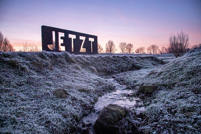 Das Word Jetzt steht in einer winterlichen Landschaft