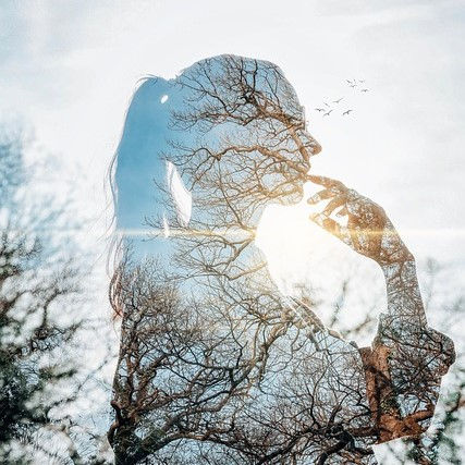 Durchscheinendes Bild einer Frau in der Natur vermittelt "Das Selbst finden"