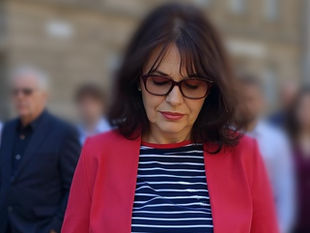 Eine Frau steht zwischen Menschen