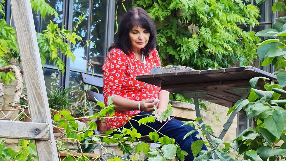 Eine Frau sitzt alleine im Garten