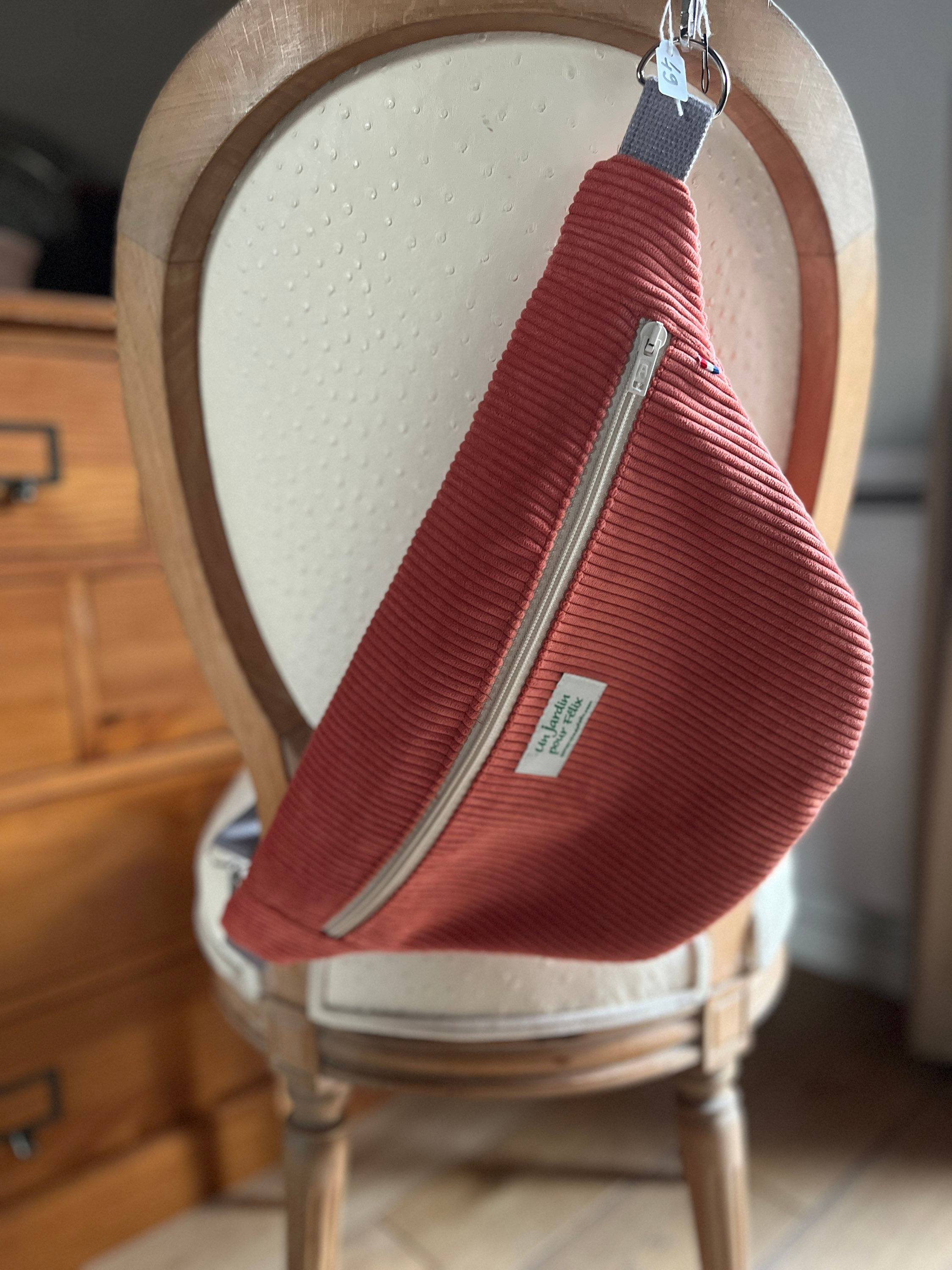 Banane XL velours côtelé corail adossée sur une chaise