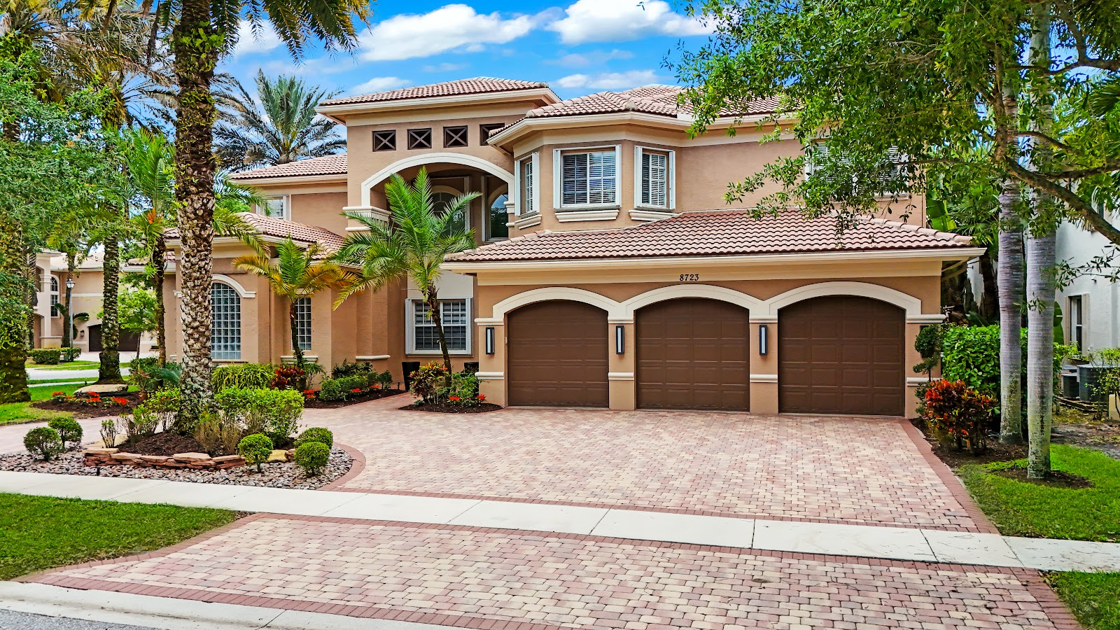 HDR real estate photography example for a home up to 4,000 square feet