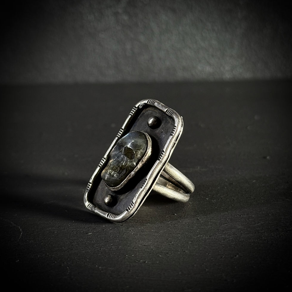 Thumbnail: Handmade silver ring with skull shaped labradorite