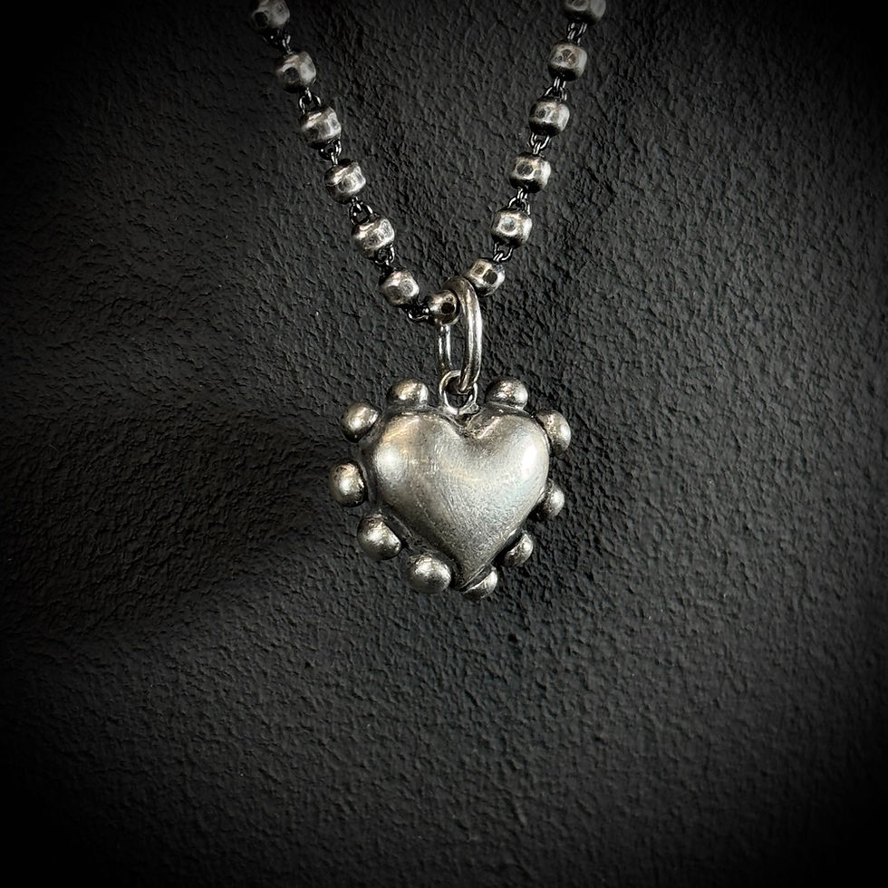 縮圖：Handmade silver hollow heart shape necklace with beads deco