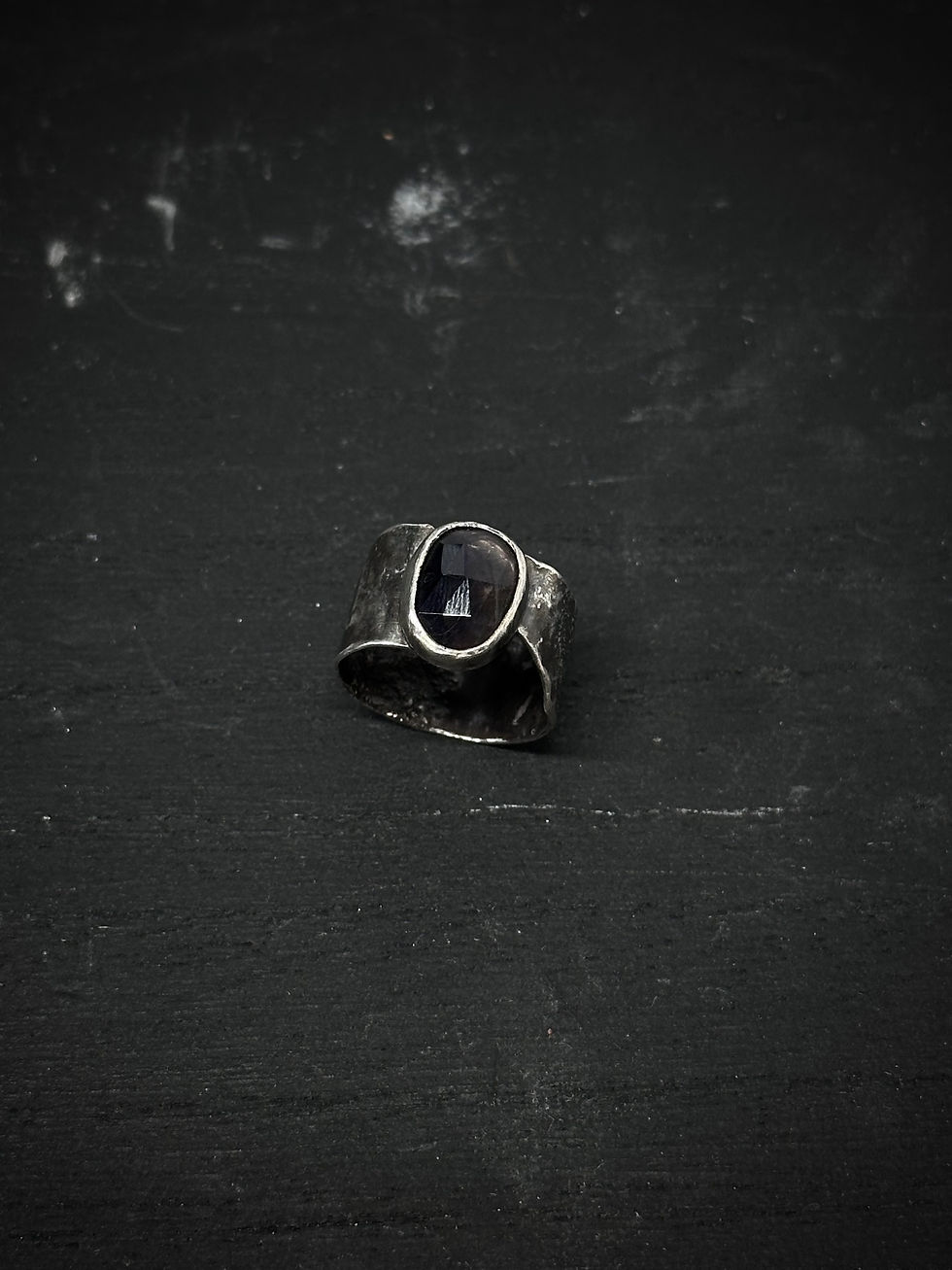 縮圖：Handmade silver patterned wide band ring with purple tourmaline
