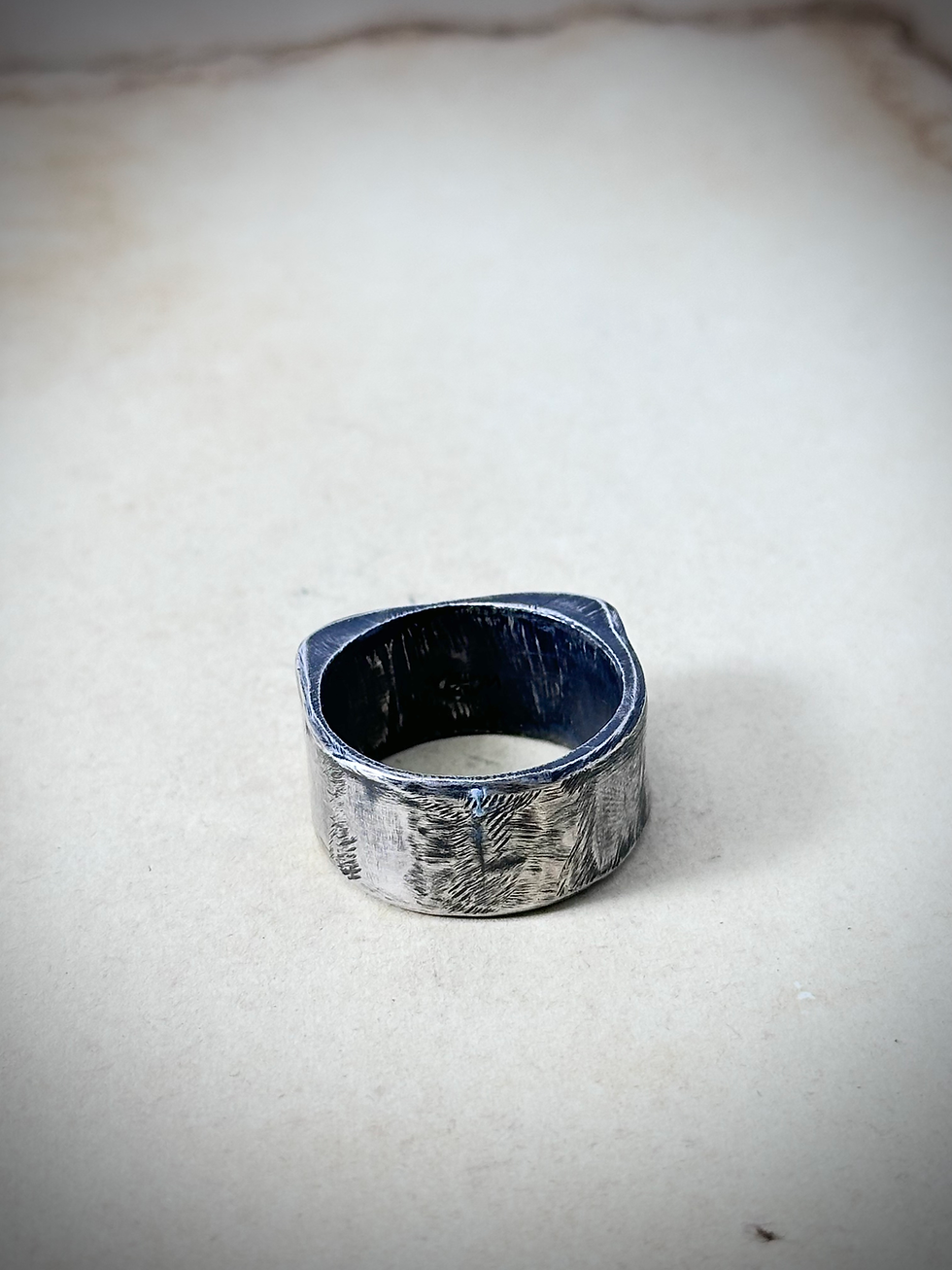 縮圖：Handmade silver hollow ring - scratched surface