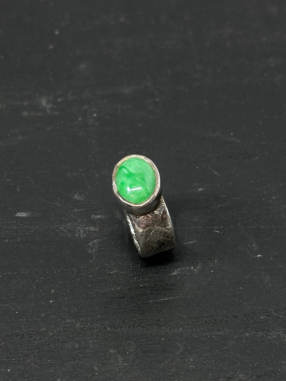 縮圖：Hand-stamped ring band with jade