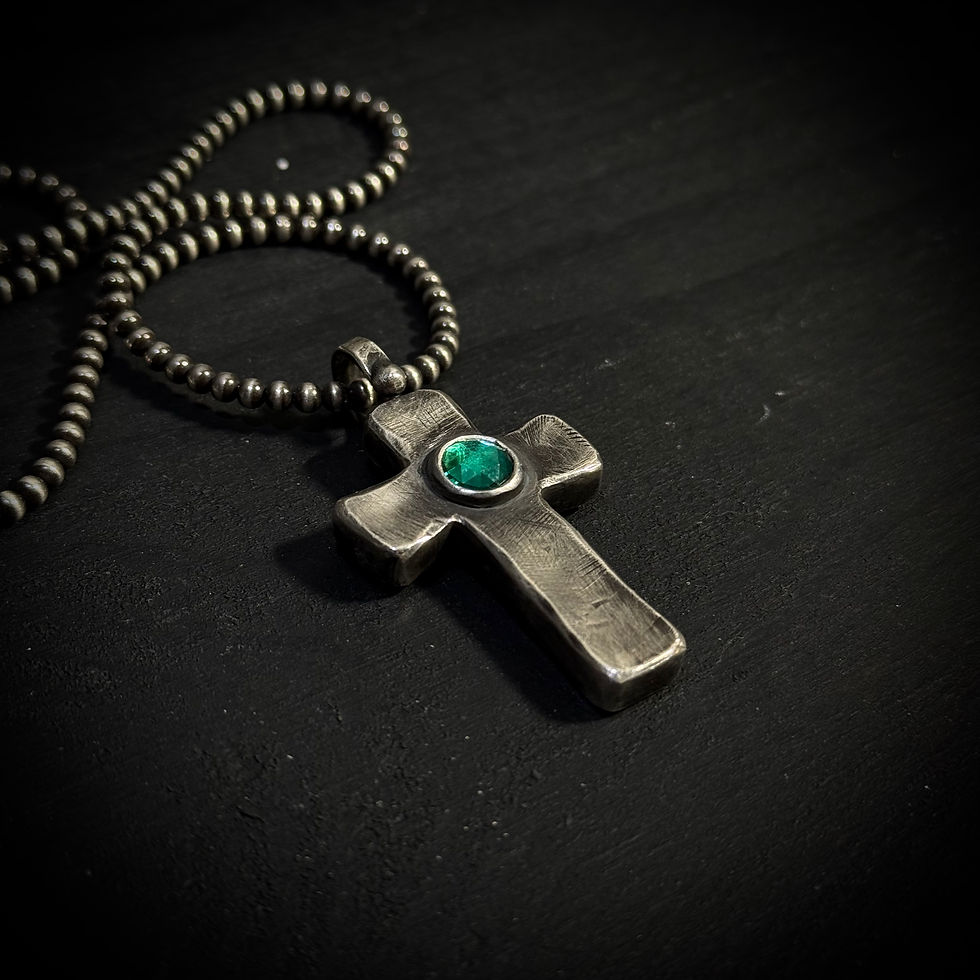 縮圖：Hollow cross necklace with green zircon