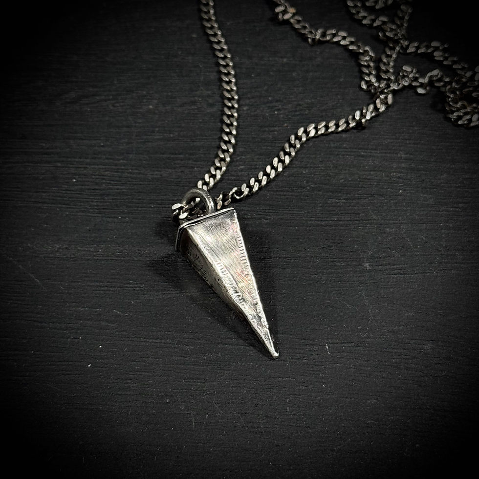 縮圖：Handmade silver hollow necklace - pyramid