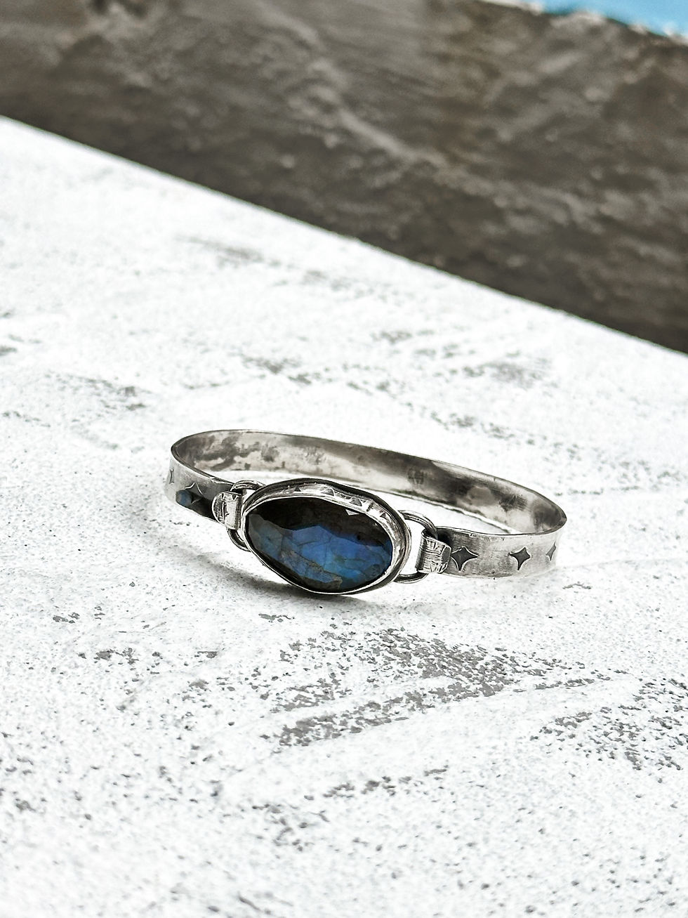 Handmade patterned silver cuff with labradorite