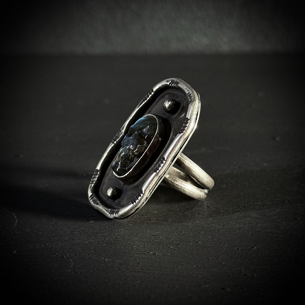 Thumbnail: Handmade silver ring with skull shaped labradorite