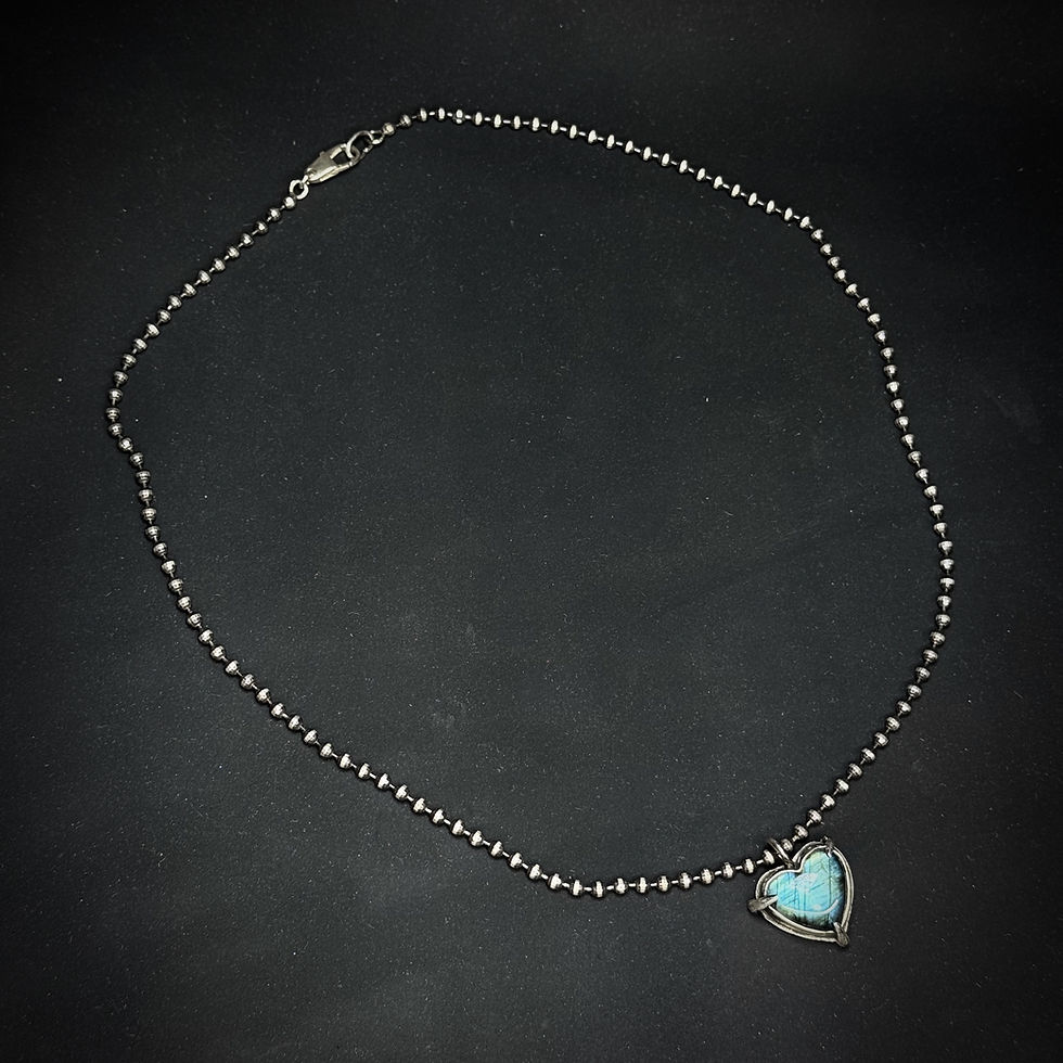 縮圖：Handmade heart shape labradorite pendant with claws deco