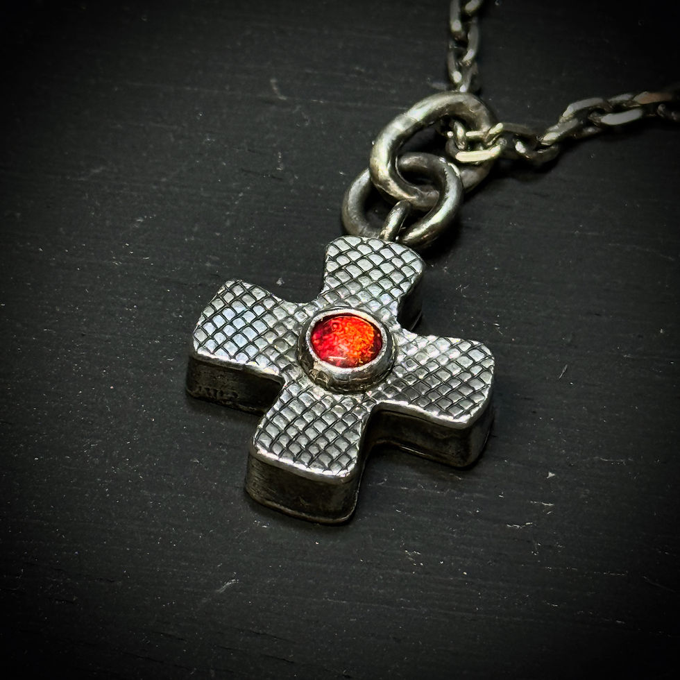 縮圖：Handmade hollow silver cross necklace with net pattern and red opal