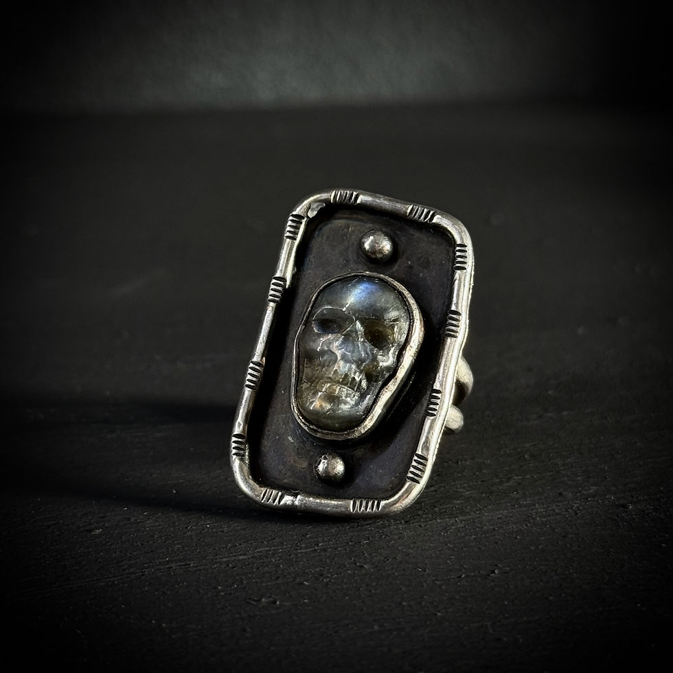 Thumbnail: Handmade silver ring with skull shaped labradorite