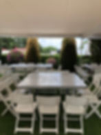 Mesa vintage con sillas avant garde