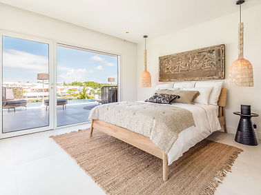 Chambre Soquette de la Villa Karamiso, ambiance chaleureuse, lit queen-size et accès terrasse en bord de mer à Saint-François en Guadeloupe