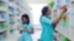 pharmaciennes dans une pharmacie