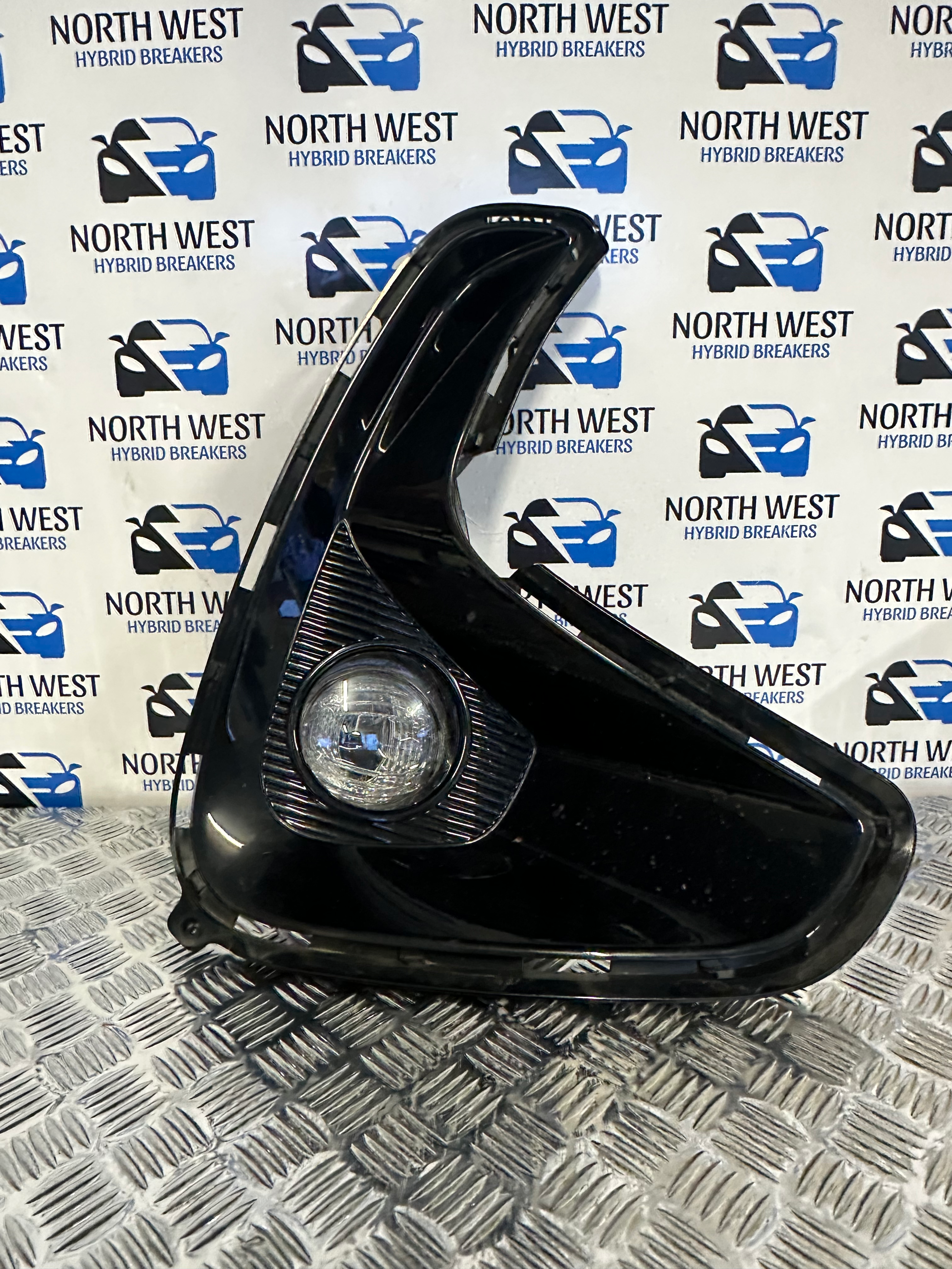 TOYOTA YARIS 2020-2024 MK4 OSF DRIVERS SIDE FOGLIGHT COMPLETE WITH COVER TRIM 
