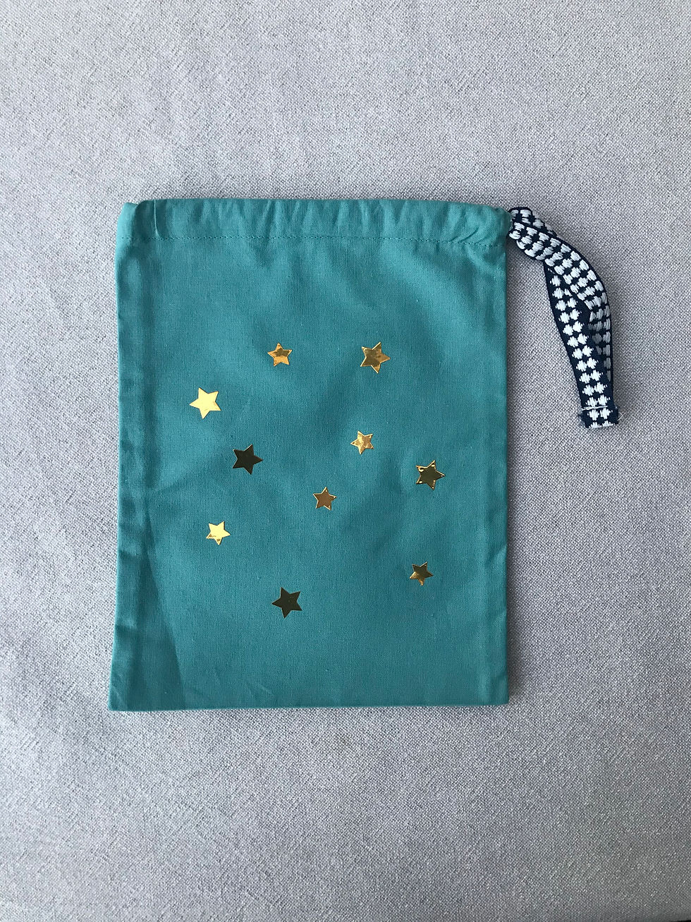 Sac de billes ou sac à trésor vert motif étoiles dorées